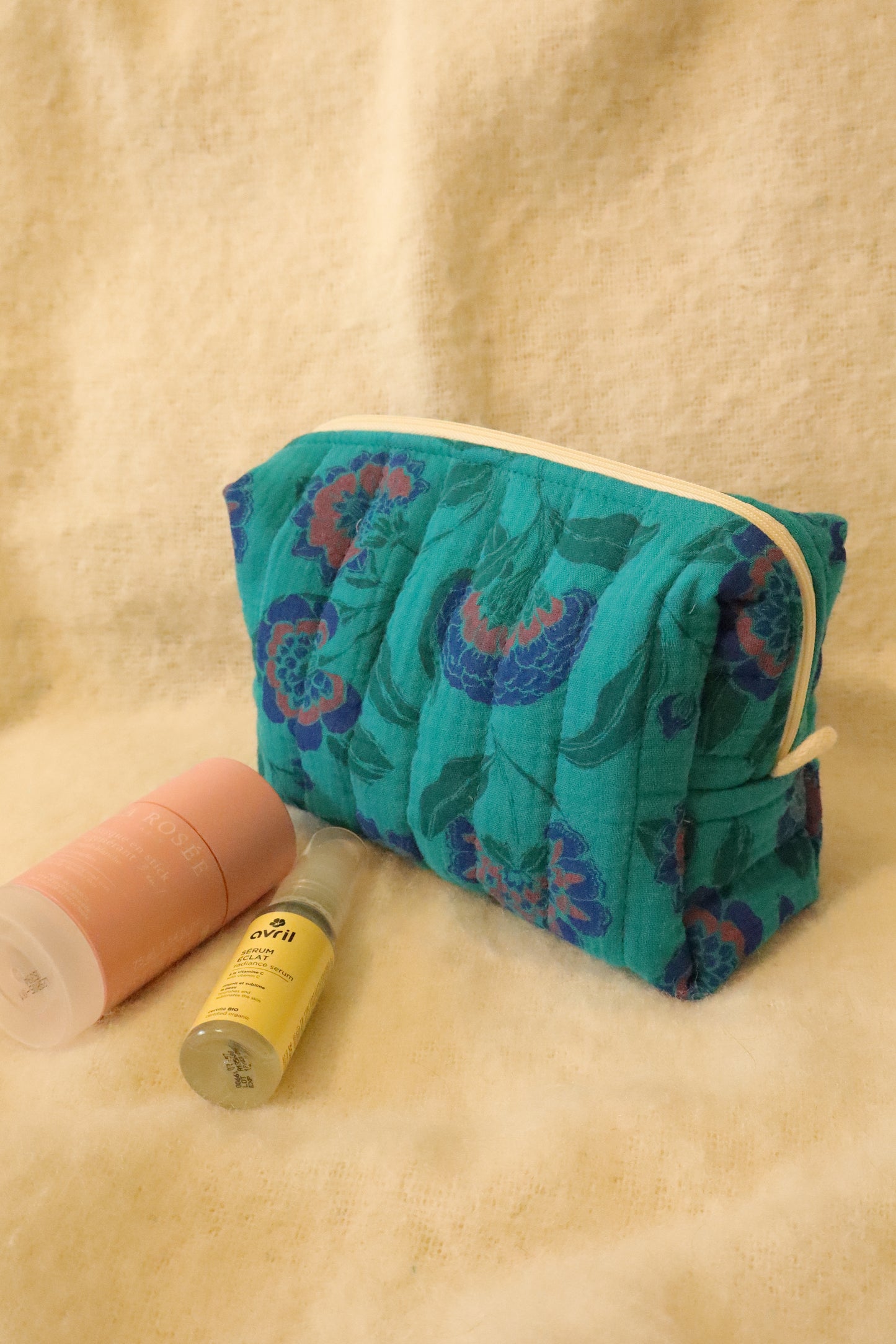 Trousse-toilette-fleurie-verte-fait-main-coton-matelassée