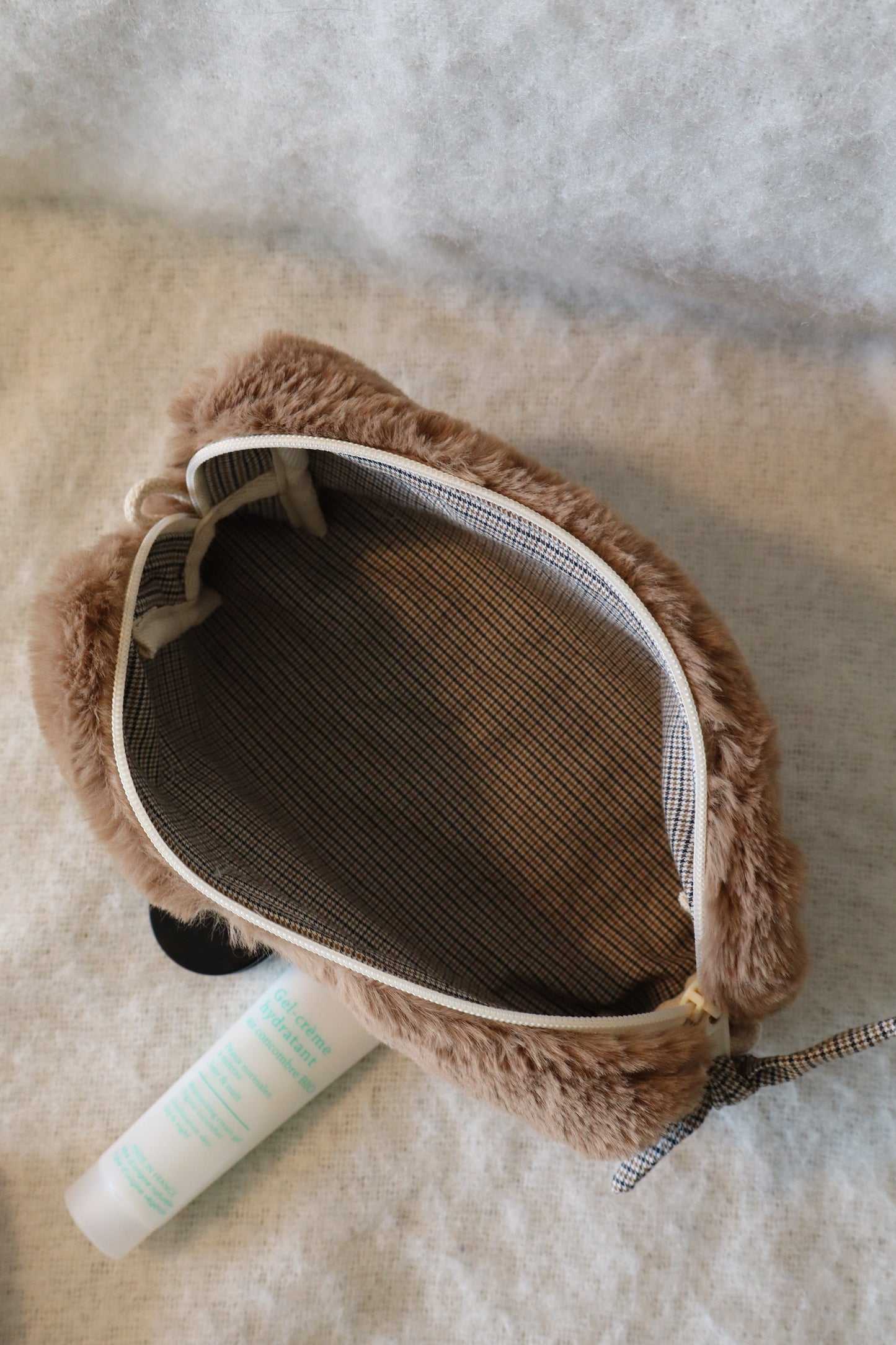 Trousse de toilette artisanale en fausse fourrure – Fait main