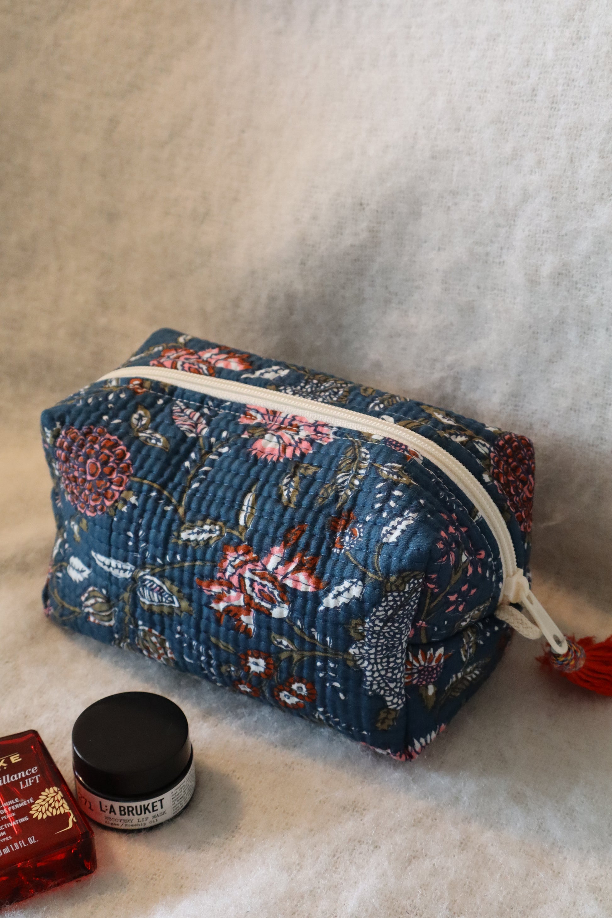 Trousse-toilette-fleurie-fait-main-tissu indien matelasse_
