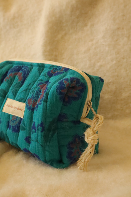 Trousse-toilette-fleurie-verte-fait-main-coton-matelassée