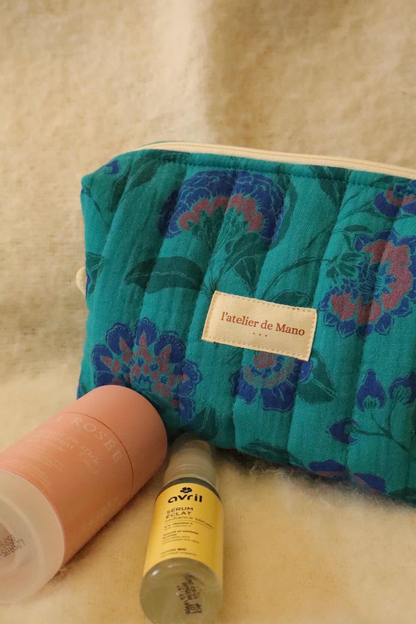 Trousse-toilette-fleurie-verte-fait-main-coton-matelassée