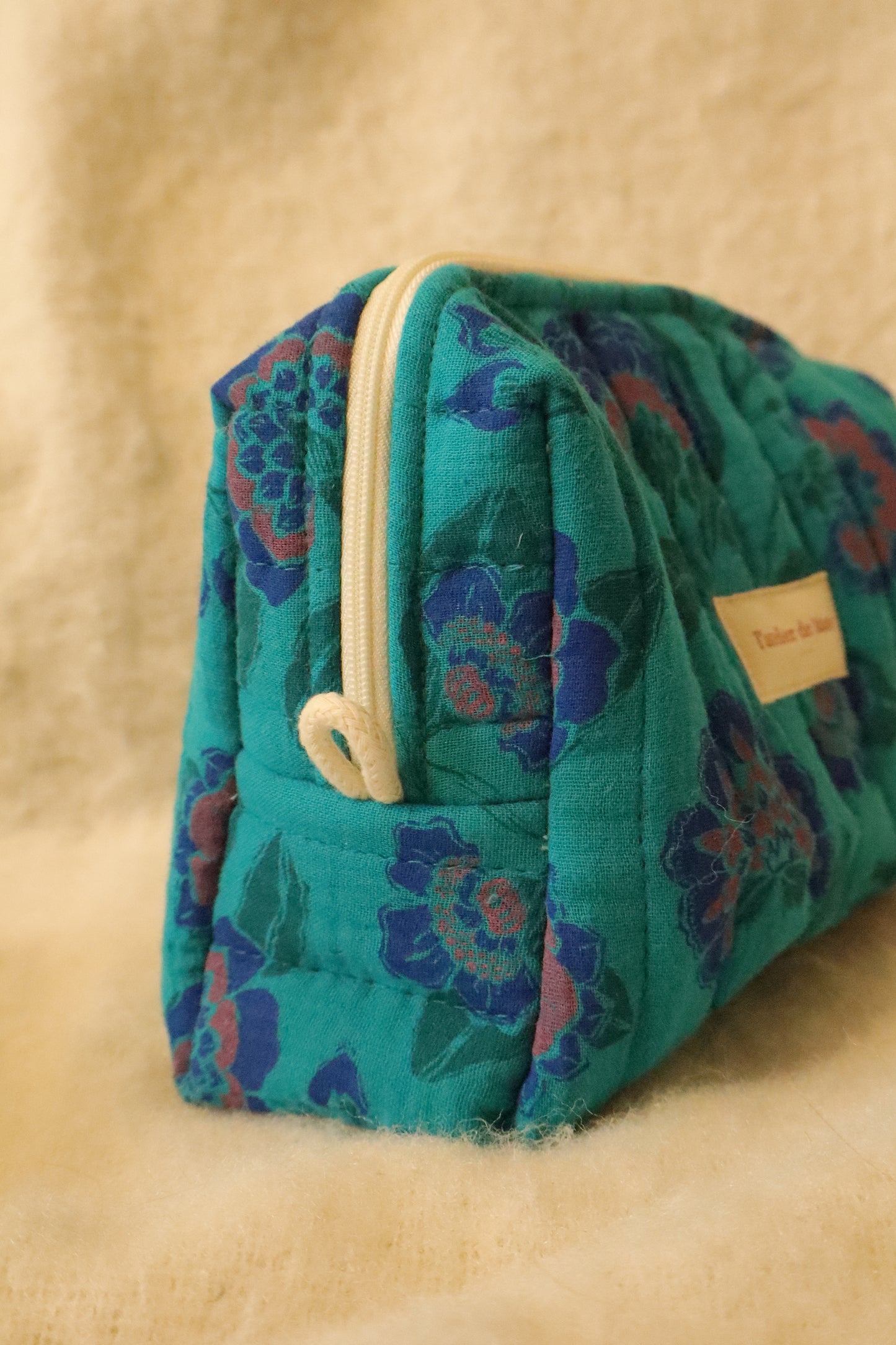 Trousse-toilette-fleurie-verte-fait-main-coton-matelassée