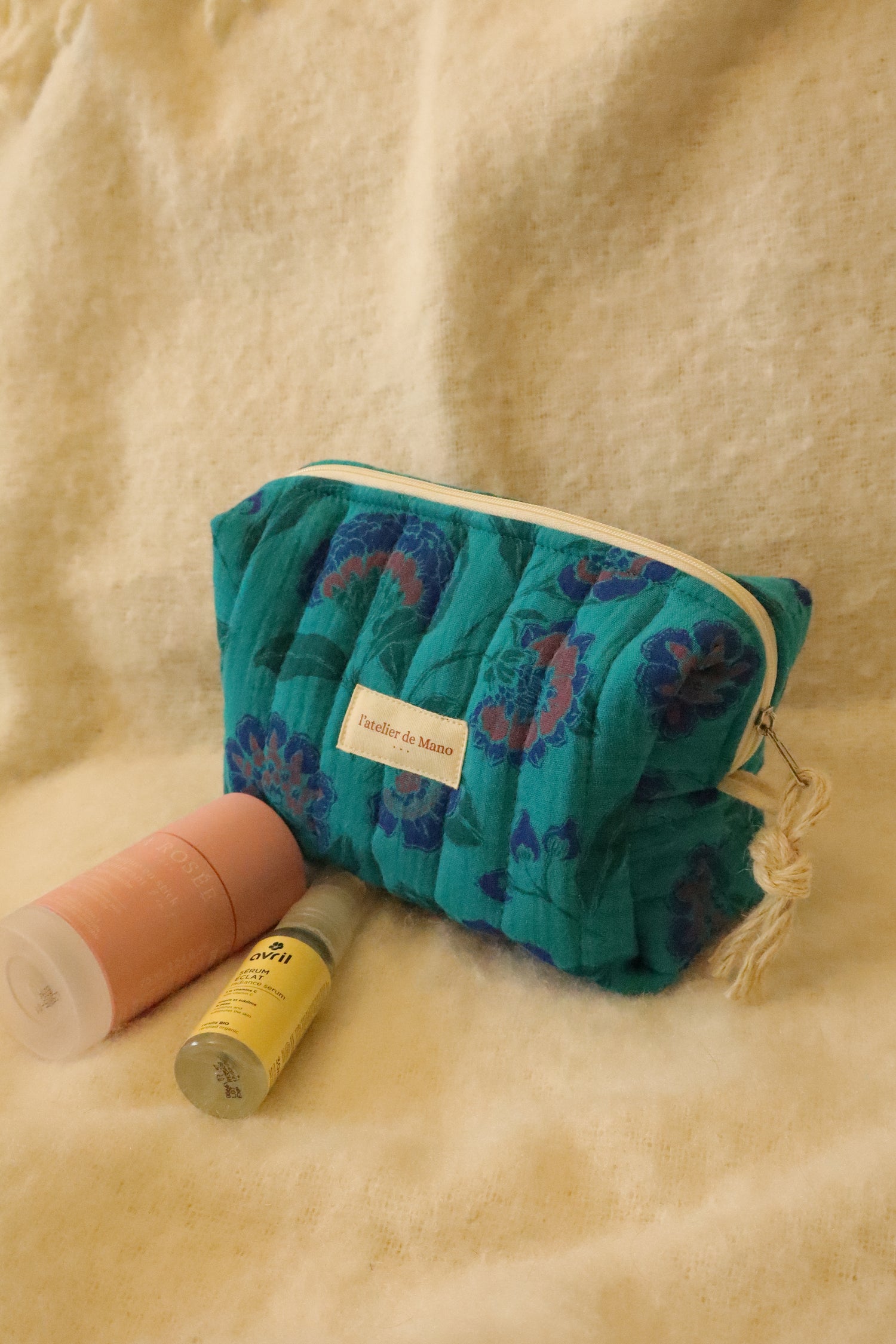 Trousse-toilette-fleurie-verte-fait-main-coton-matelassée